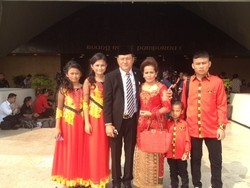 Anggota DPR Ini Promosikan Budaya Nias Lewat Baju Keluarganya