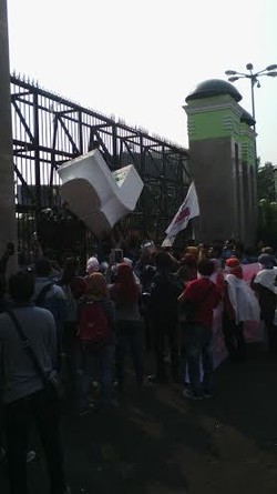 Massa PRT yang Demo Sempat Panjat Pagar dan Ingin Lempar Toilet ke DPR