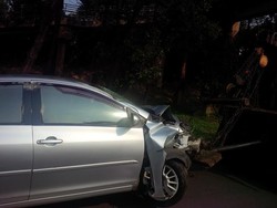 Toyota Vios Hajar Pembatas Jalan di Tol Jagorawi