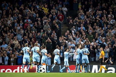 Etihad Kurang Panas, Suporter City Dikritik Scholes dan Ferdinand