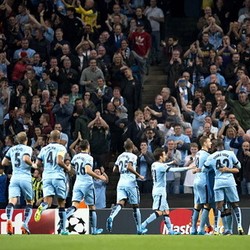 Etihad Kurang Panas, Suporter City Dikritik Scholes dan Ferdinand