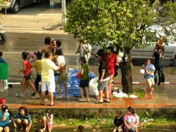 9 Tips Mengikuti Festival Songkran Untuk Traveler