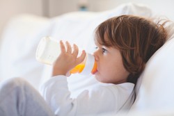 Pemberian Jus Buah dan Susu dalam Botol Dot Picu Kerusakan Gigi Anak