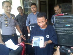 Tak Punya Motor, Si Pendek ini Mencuri di Sekolahan Naik Taksi