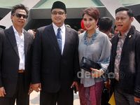 Usai Dilantik, Anggota DPR Foto Bersama Keluarga