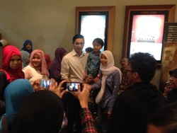 Abimana Kewalahan Selfie Bersama Ratusan Fans di Balikpapan