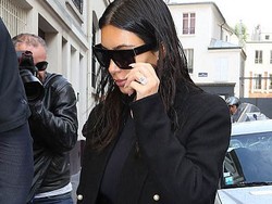 Gaya Kim Kardashian Pakai Celana Transparan