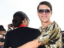 Vitalii Sediuk Kembali Beraksi, Pakai G-String dan Peluk Ciara