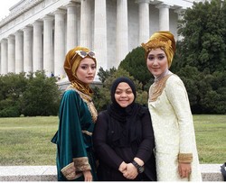 Sentuhan Artistik Carolina Septerita Melukis Wajah Para Model Berhijab
