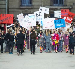 Karl Lagerfeld dan Para Model Gelar Demonstrasi di Panggung Mode Chanel