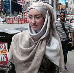 Mengenal Kendyl Aurora, Mualaf Bertato yang Kini Jadi Blogger Hijab Populer