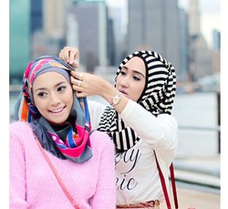 Foto: Aksi Dian Pelangi & Mega Iskanti Ketika Pemotretan di NY