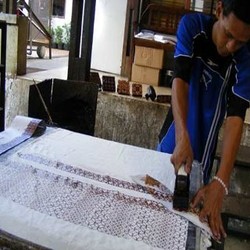 Sudah Bergaji Besar, Sarjana UI Ini Pilih Banting Setir Jadi Pembatik