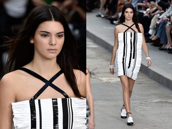 Hitam-putih Kendall Jenner di Fashion Show Chanel
