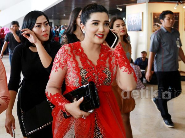 Ashanty Berkebaya Merah di Gedung DPR