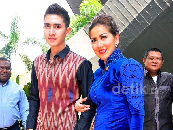 Verrell Bramasta Dampingi Venna Melinda di Gedung DPR