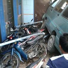 Mobil Carry Lindas Enam Sepeda Motor, Pengemudi Mengaku Masih Belajar