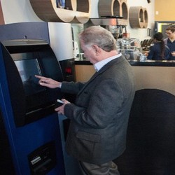 Di AS, Tarik Uang Lewat ATM Bank Lain Kena Biaya Rp 48 Ribu