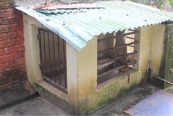 Ketahuan Ngobrol, Anak 5 Tahun Dikurung di Kandang Anjing oleh Gurunya