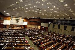 Sebut Ceu Popong Langgar Tatib DPR, Politikus PKB Acungkan Flash Disk