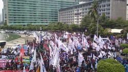 Demo Buruh Bikin Kendaraan Tak Bisa Lewati Bundaran HI Arah Istana