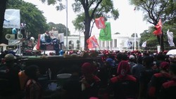 Tak Hanya Bikin Macet, Demo Buruh Membuat Taman Kota Terinjak-injak