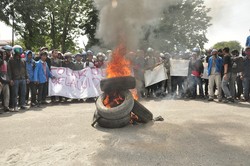 Rusuh Demo Tolak Pilkada DPRD, Mahasiswa Diamankan dan Pospol Dirusak