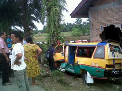 Angkot Tabrak Rumah di Langkat, 16 Pelajar Luka-luka