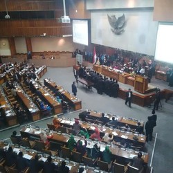 Di Tengah Kericuhan, Ceu Popong Mencari Palu Sidang yang Hilang