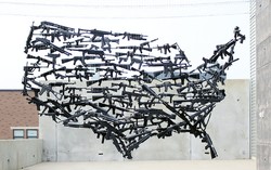 Instalasi 130 Senjata Api Bentuk Peta Amerika Serikat