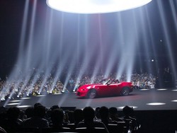 Ketika Roadster Ikonik Mazda Dipamerkan di Pusat Kota Mode Dunia