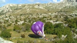 Pertama di Dunia, Lansia Terbang Menuruni Gua dengan Balon Udara