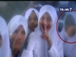 Hiii...Ada Sosok Misterius dalam Foto Siswi SMA Saat Selfie