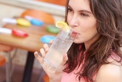 Minum Air Perasan Lemon Saat Bangun Tidur Bisa Bakar Kalori Lebih Banyak?