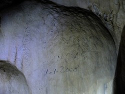 Duh! Ada Vandalisme di Dinding Goa Batu Cermin