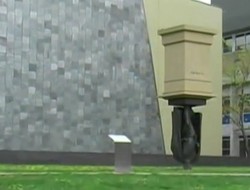 Monumen Paling Aneh di Australia, Manusia Terbalik!