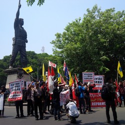 Mahasiswa Solo Demo Tolak Pilkada Lewat DPRD: Wakil Rakyat Pengkhianat!