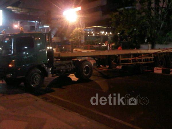 Lupa Handrem Truk Trailer Tabrak Pembatas Jalan