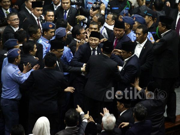 Paripurna Ricuh, Pamdal Evakuasi Pimpinan Sidang