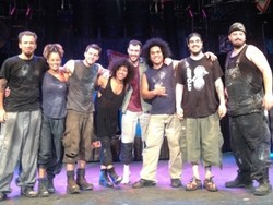 Grup Perkusi STOMP Senang dengan Penonton di Jakarta