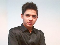 Kini Tenar, Aliando Pakai Masker ke Mall