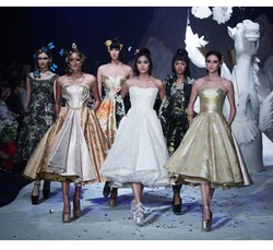 Foto: Koleksi Busana Couture 2015 Didi Budiardjo yang Indah dan Dramatis