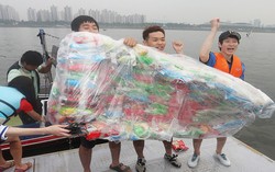 Buktikan Kemasan Camilan Berisi Banyak Angin, Mahasiswa Korea Naiki Bungkus Keripik Kentang di atas Sungai