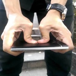 Menjawab Tantangan Anti Bengkok BlackBerry Passport