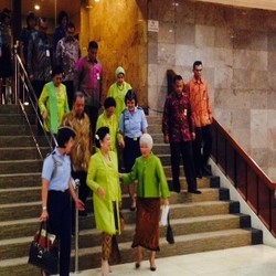 Berkebaya Hijau Muda, Ani Yudhoyono Peringati Hari Batik