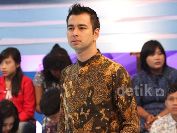 Raffi Ahmad Rapi Pakai Batik