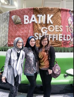 Ini Cara Pelajar Indonesia di Inggris Rayakan Hari Batik Nasional