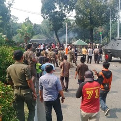 Polisi Kejar Massa FPI yang Rusuh Saat Demo Tolak Ahok, Beberapa Orang Diamankan