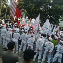 Tolak Ahok Jadi Gubernur, Massa FPI Demo Gedung DPRD DKI
