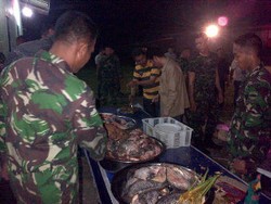 Pupuk Kebersamaan, Ratusan Polisi dan TNI Akrab Bakar Ikan Bareng